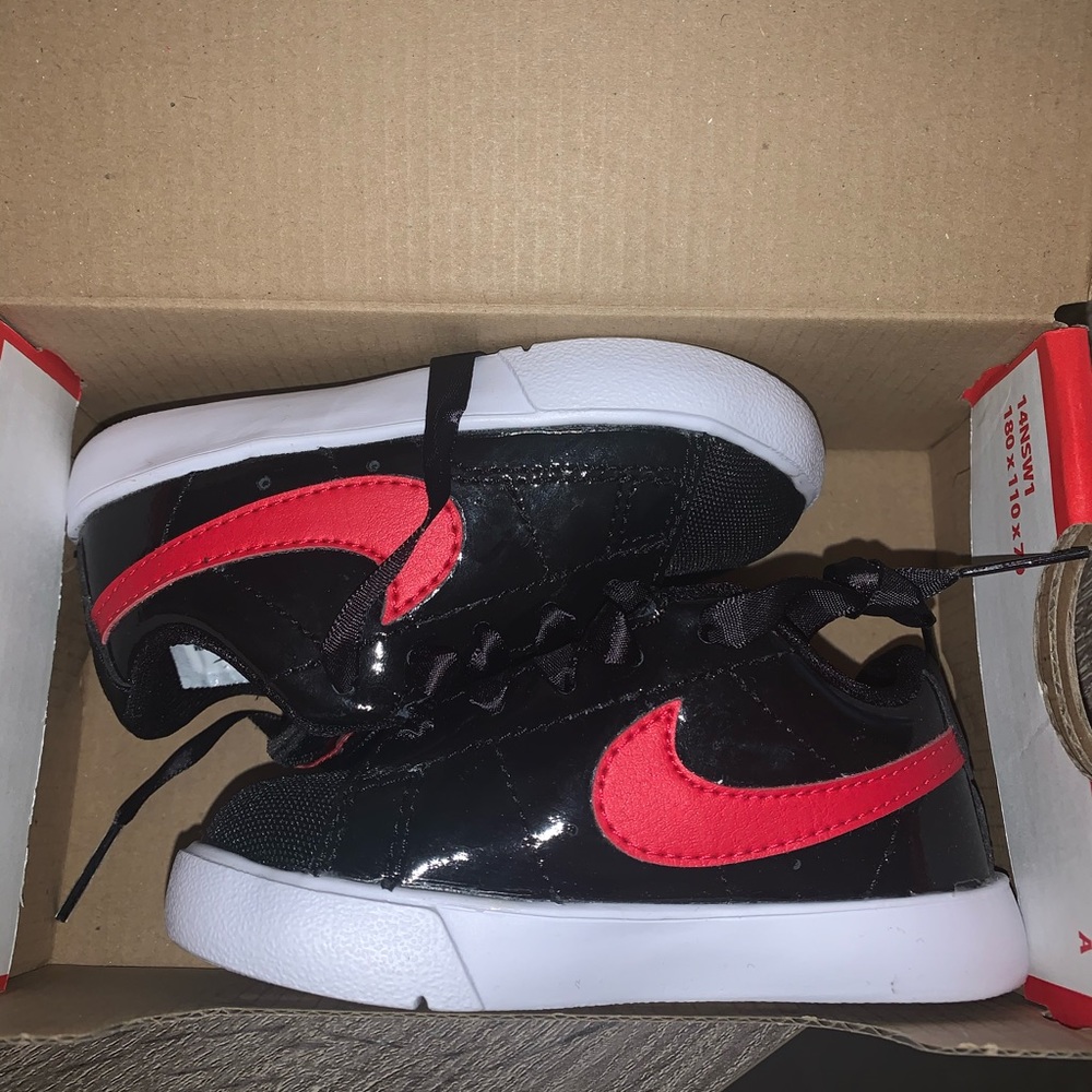 Nike Baby/Toddler Size 5 Low Tops Black red white